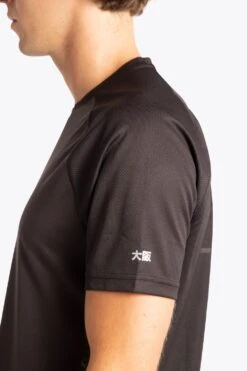 Osaka Men's Training Tee (Black) -Tennis Equipment Store Osakamenstrainingtee sort3
